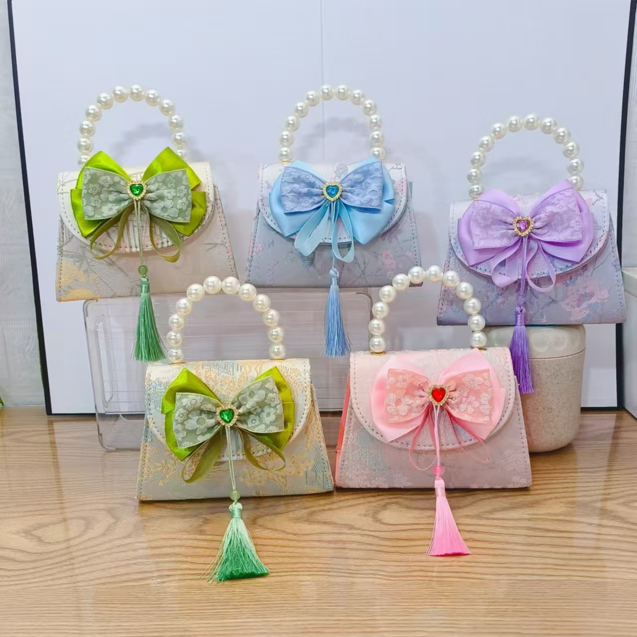 Little girl pearl chain small bag, cute bow, little girl ancient-style costume bag, children's princess Hanfu crossbody backpack Application Scenario