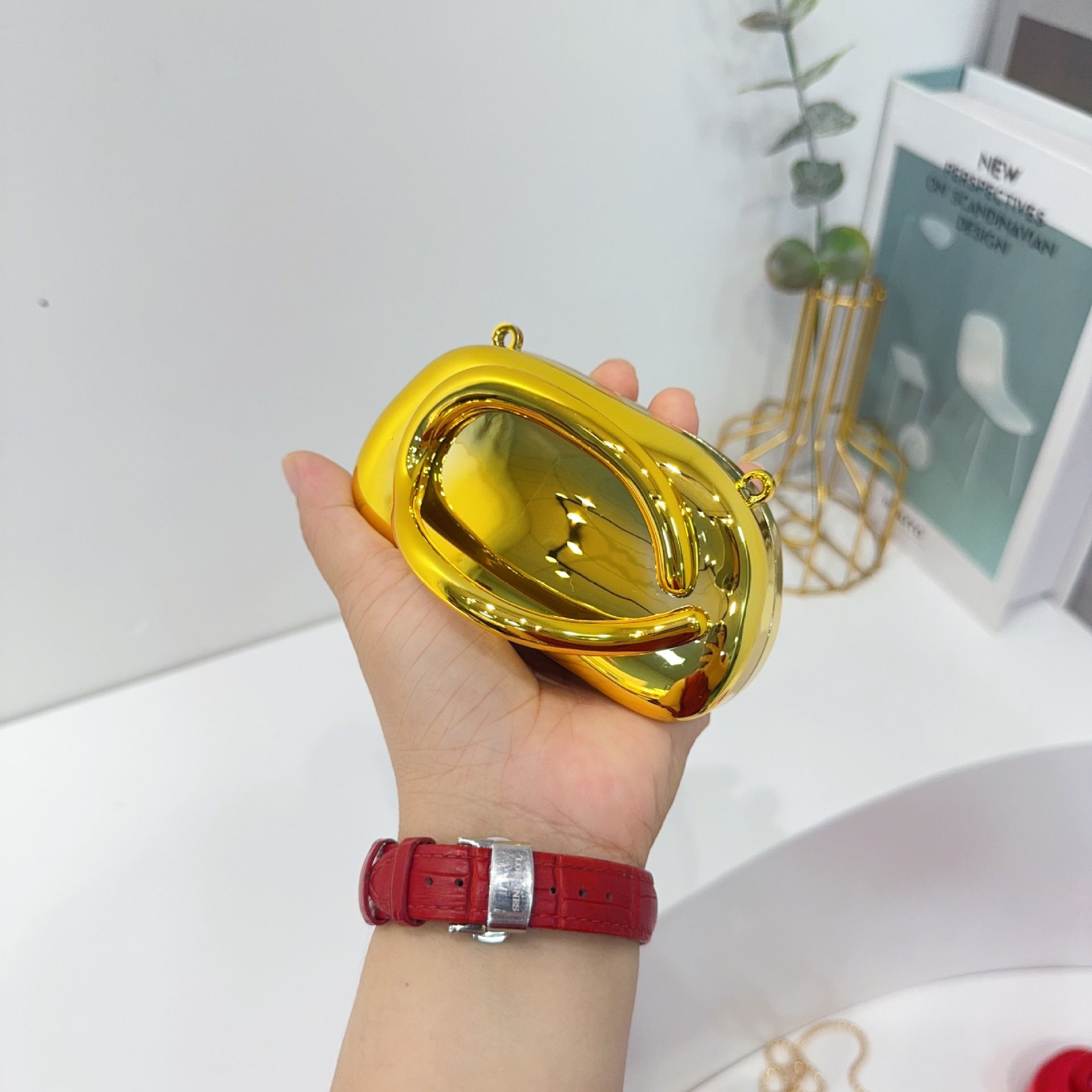 European and American cross-border trend classic round box dinner bag, acrylic bag, mini mouth red envelope, metal handle crossbody bag Item Picture