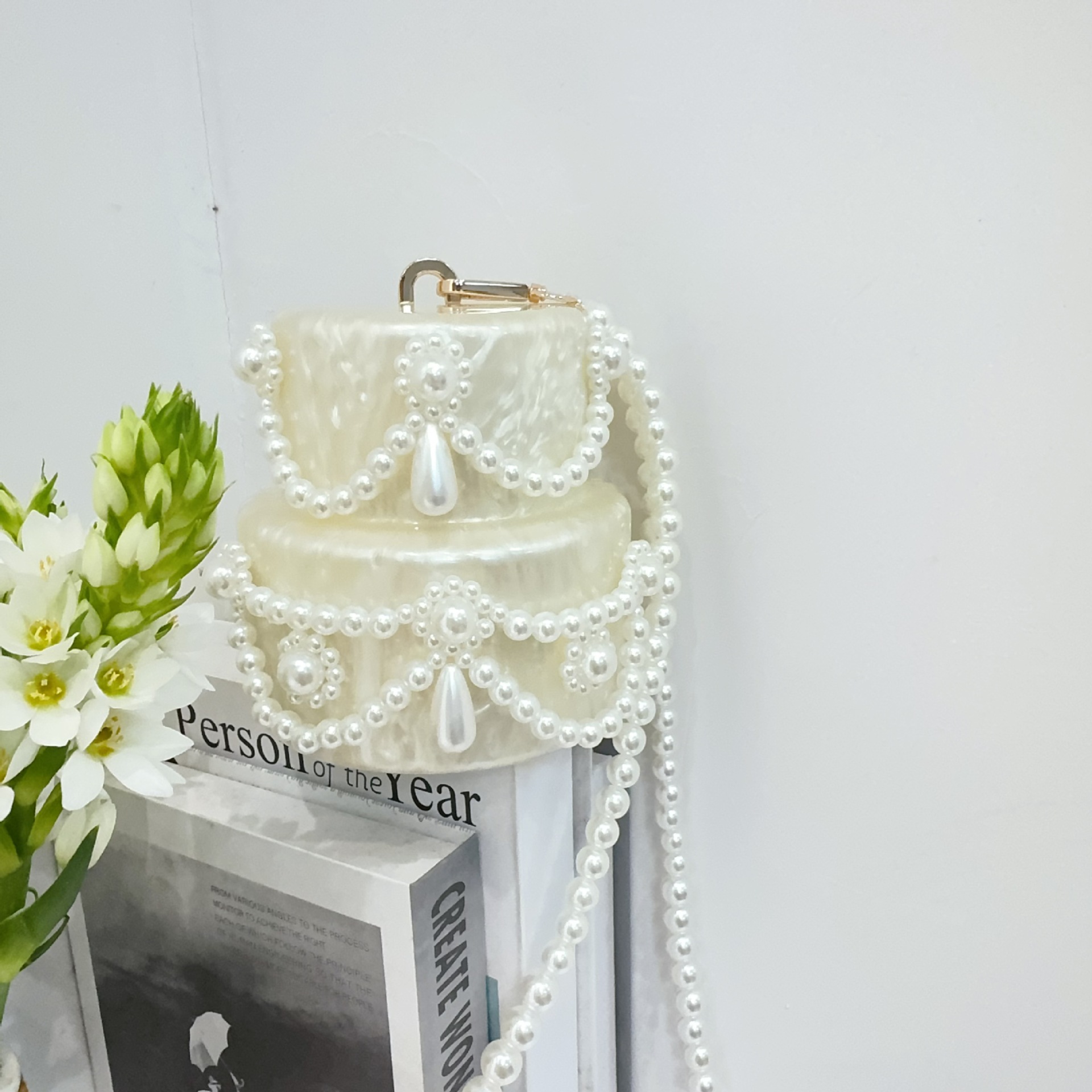 2025 Women's new European and American single-shoulder crossbody bag, irregular-shaped shell acrylic bag, fashionable wedding and dinner clutch Application Scenario
