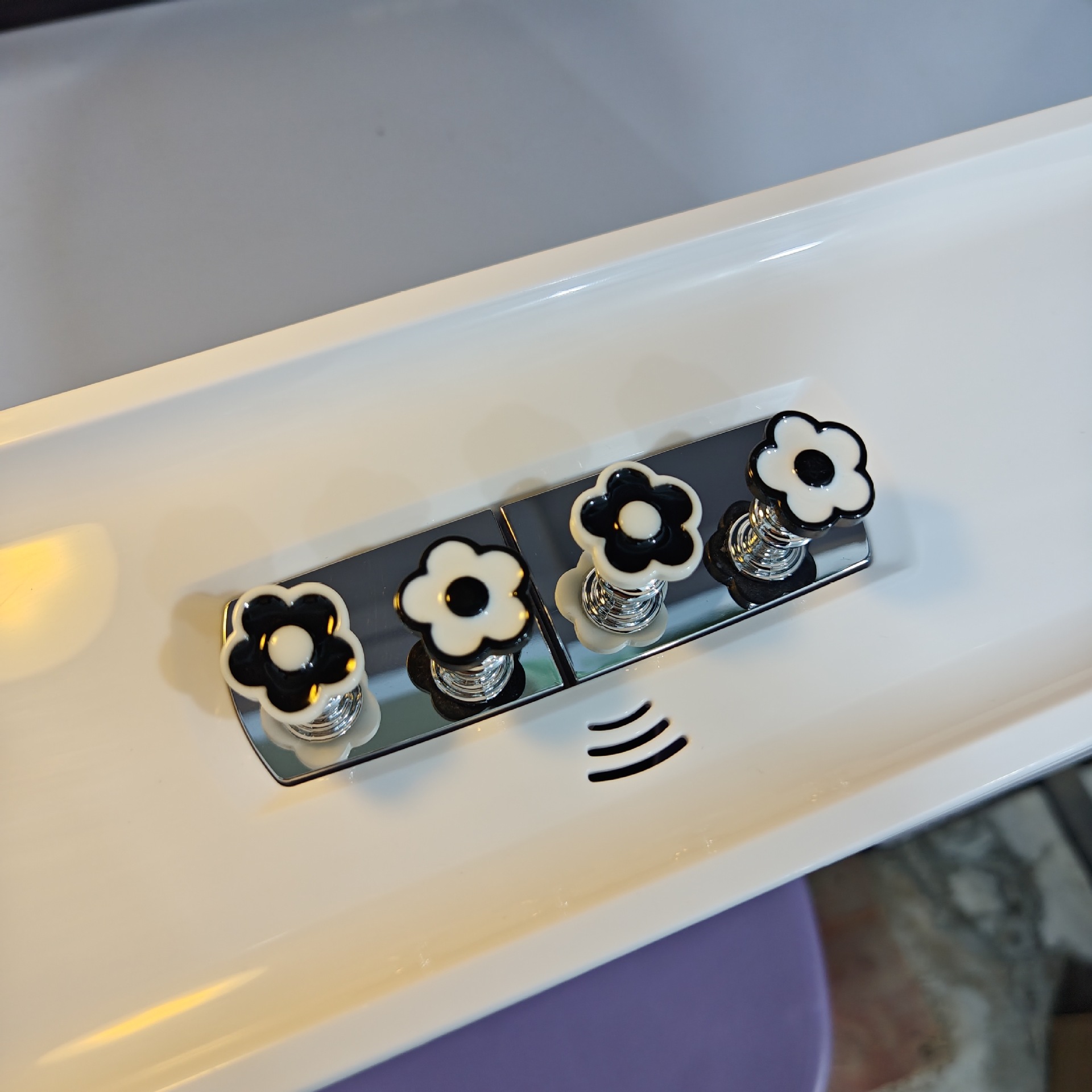 Nail art toilet press button, two-color flower, cute and long nail art special water tank switch button, toilet lid lifting device Application Scenario