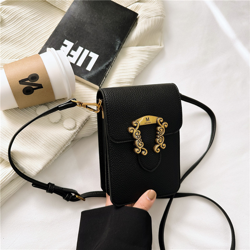 2025 New lychee patterned mobile phone bag, retro hardware single-shoulder crossbody small bag, trendy and fashionable mini women's bag Application Scenario