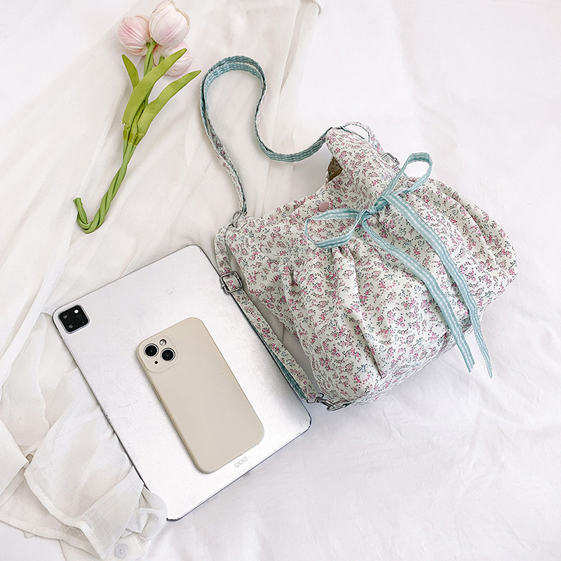 A new 2025 Korean-style, laid-back and cute nylon bag with a large capacity, single-shoulder crossbody bag details Picture