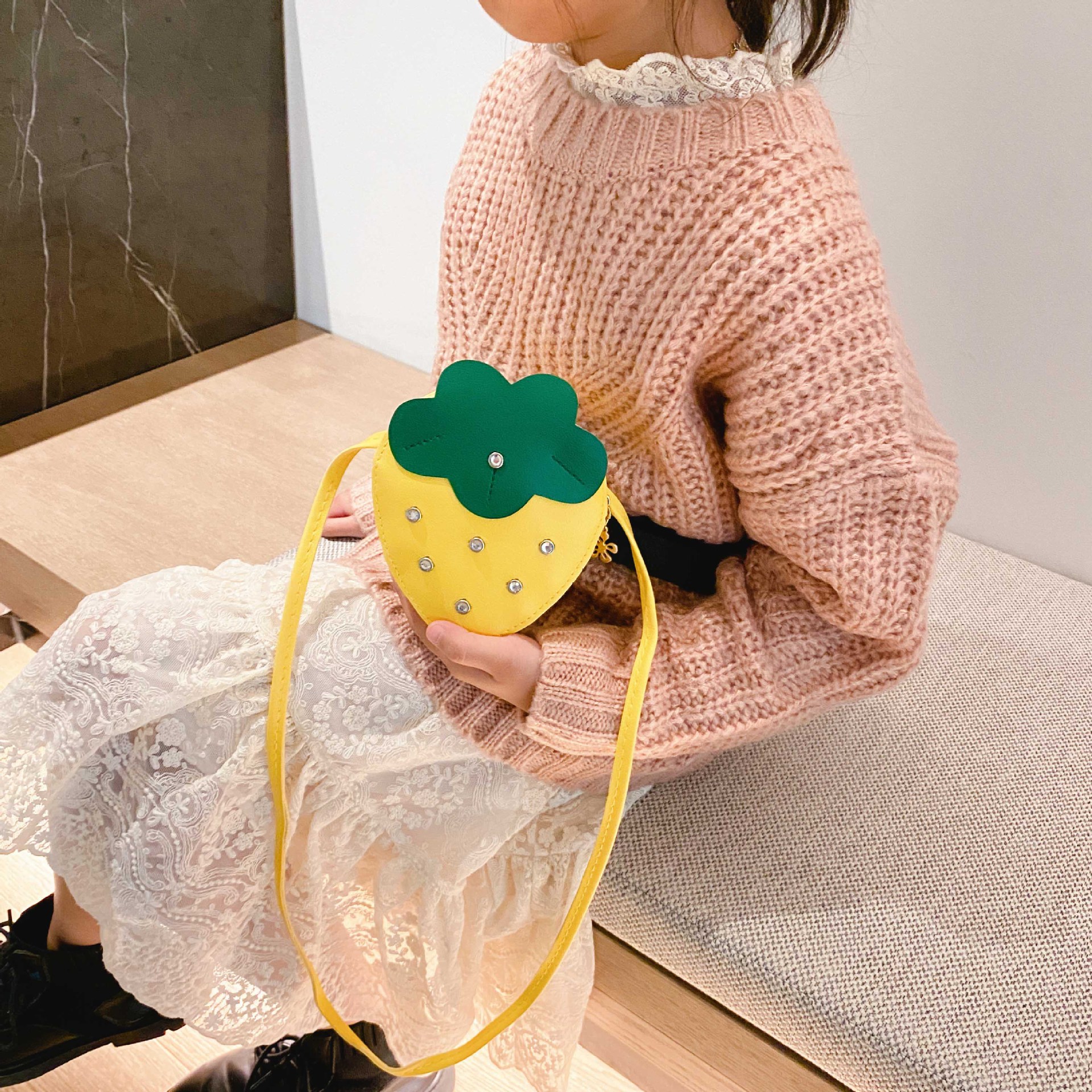 Red children's bag, fashionable single-shoulder crossbody bag for girls and babies, versatile cartoon bag, loose change strawberry small bag, new style Specification drawing