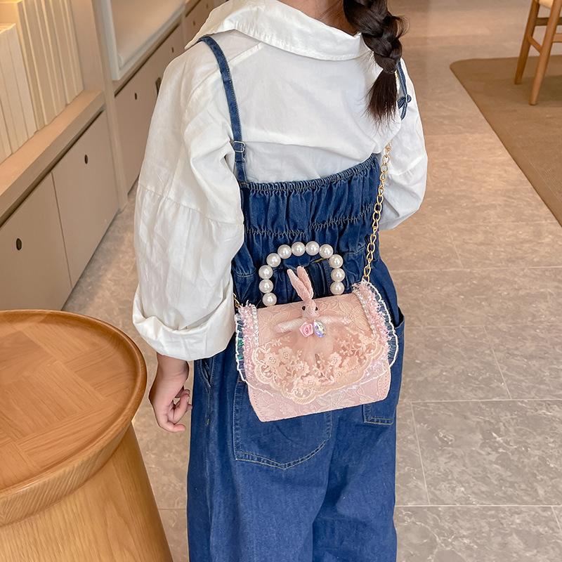 The 2025 new children's bag, a fashionable little chanel-style pearl princess bag, is a cute single-shoulder crossbody bag for little girls Application Scenario