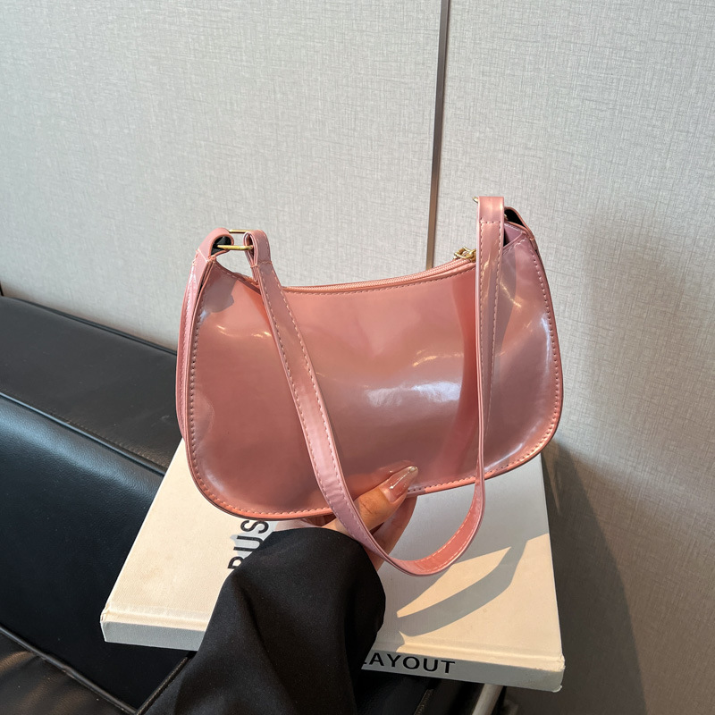 A trendy crossbody bag for 2025, a fashionable Korean-style single-shoulder bag that goes well with all kinds of outfits. It's a gentle square bag in solid color on Instagram for summer full figure