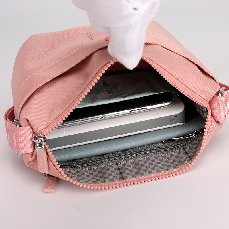 The single-shoulder bag can be customized. The new pattern LOGO crossbody bag is fashionable and versatile. It is a simple waterproof nylon bag for work Application Scenario