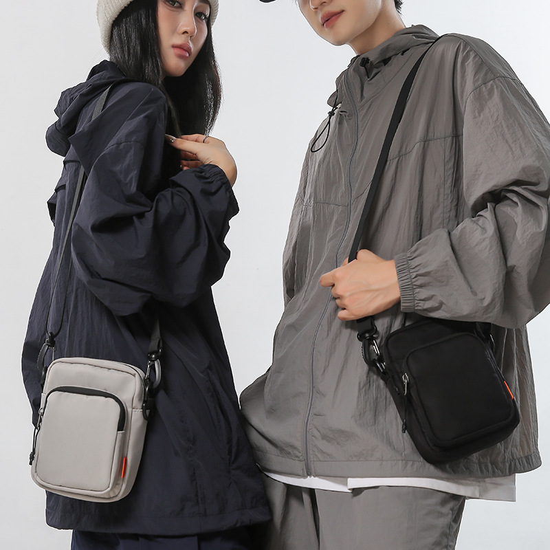 The new WEPOWER single-shoulder small crossbody bag is a casual and fashionable crossbody bag. It is a sporty and trendy brand that can be worn with a belt and waist bag details Picture