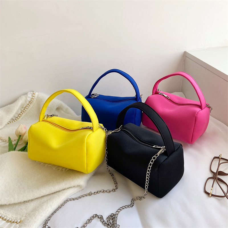 Women's bag 2021 New style crossbody bag, fashionable hand-carry, elegant and individual, fashionable single-shoulder mini underarm bag, trendy bag full figure