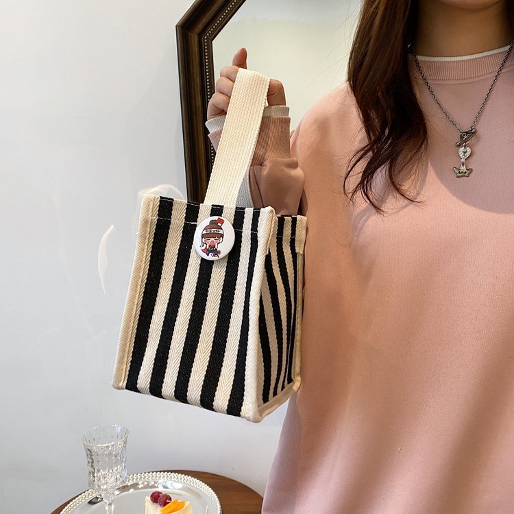 Cute style hand-held bento bags, lunch boxes, bags for going out, bags for carrying to work, student lunch bags manufacturer wholesale Application Scenario