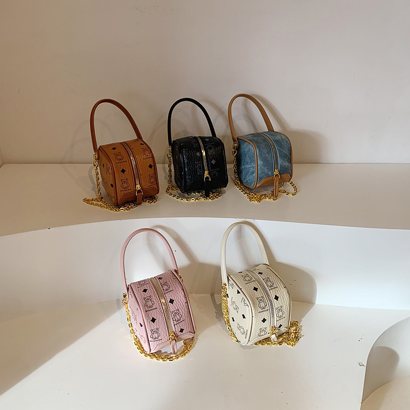 ins' new Korean bear print children's sieve bag, parent-child style hand-held crossbody bag, women's bag Application Scenario