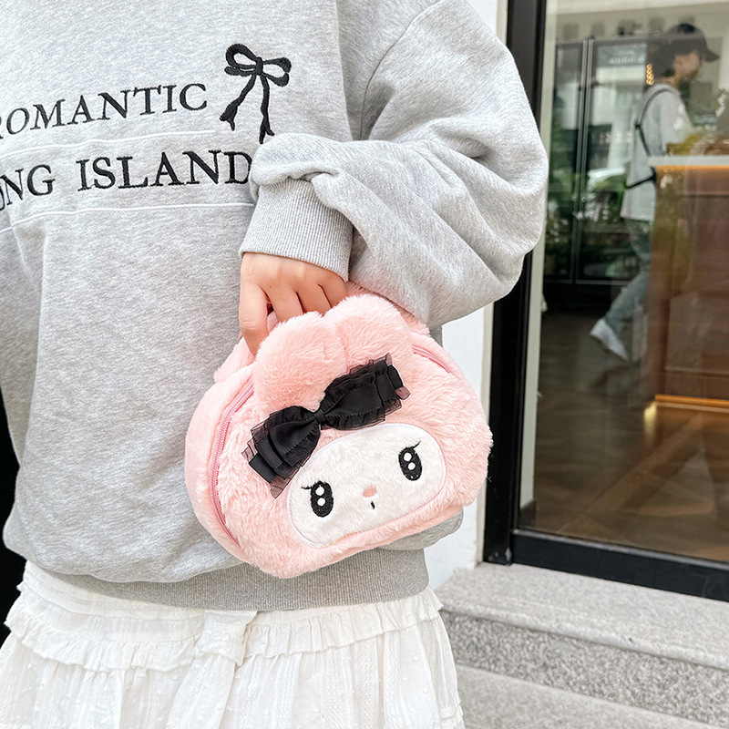 New cartoon makeup bags, Japanese-style Kuromi Melody plush toy makeup bags and toiletry bags, factory direct sales Application Scenario
