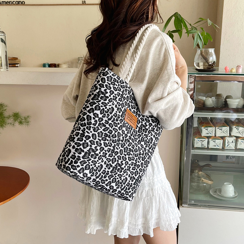 Cross-border tote bags for women, new trendy printed single-shoulder bags, large-capacity urban commuting bags, wholesale from manufacturer full figure