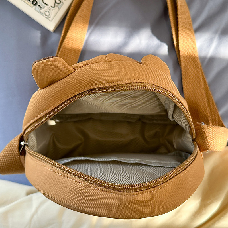 Children's Capibara crossbody bag, little girl's light and fashionable single-shoulder bag for travel, boy's cute capybara mini backpack Application Scenario