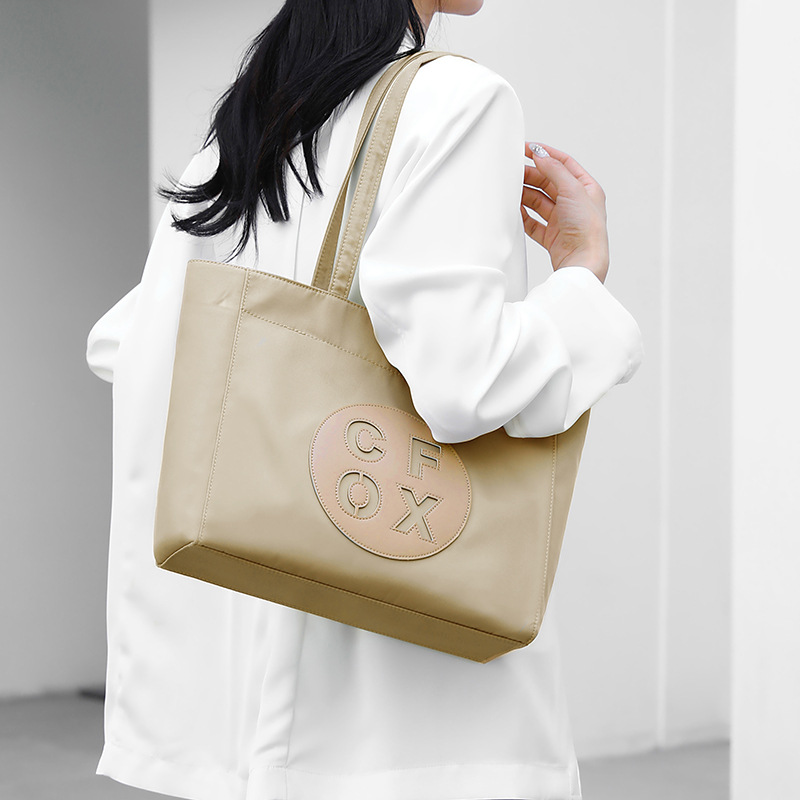 Colorful Fox's new large-capacity tote bag for women is a fashionable and simple commuting backpack with a single shoulder Specification drawing