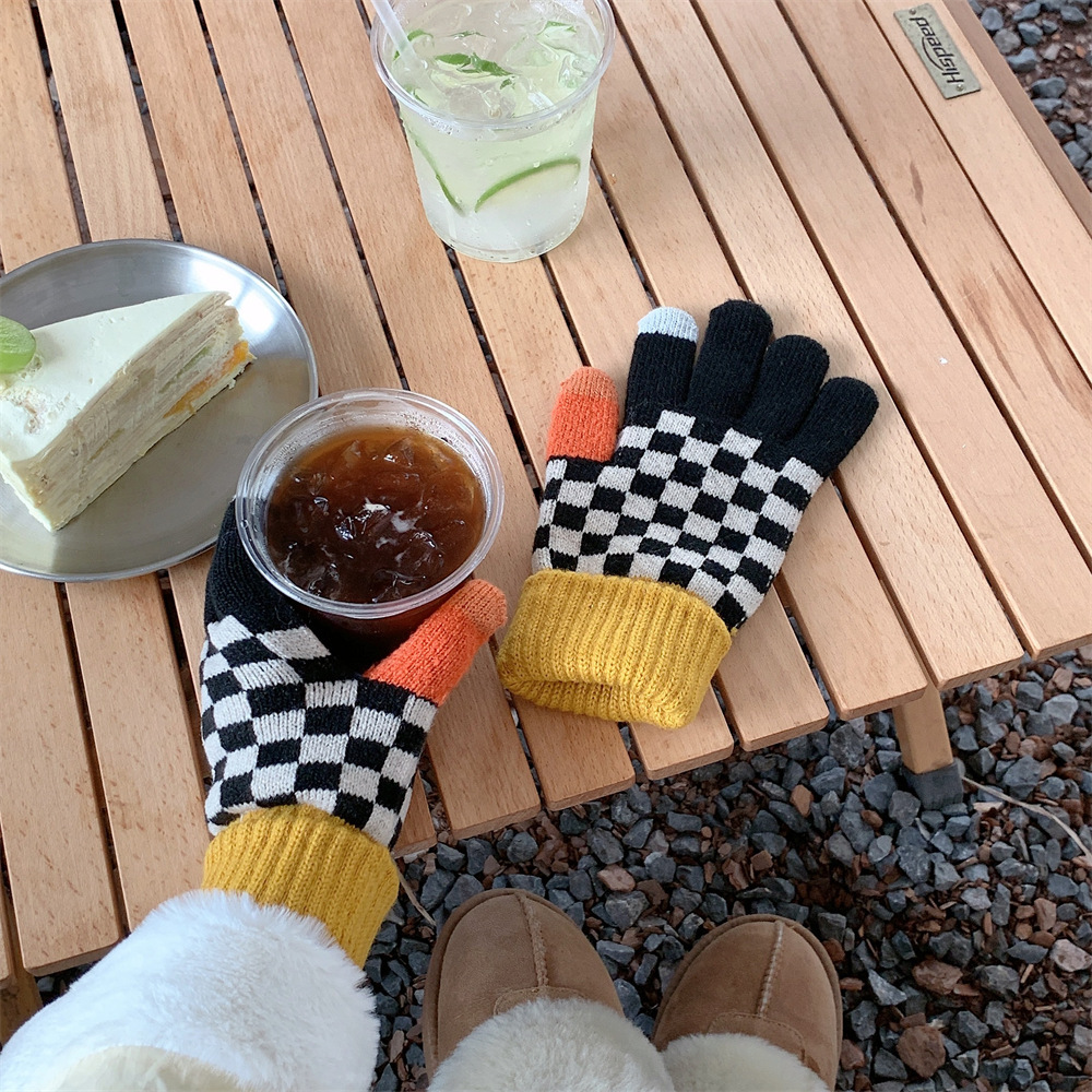 210171 Fashionable knitted warm gloves for women, winter Korean version checkerboard pattern, versatile touch screen, cycling full finger Application Scenario