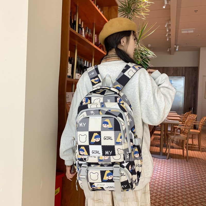 A cute Korean cartoon printed backpack for girls, large-capacity backpack for junior high school, senior high school and university, commuting and going out for primary school students Application Scenario