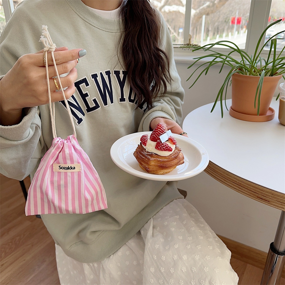 43222 Fresh vertical strip drawstring bag, drawstring storage bag, makeup bag, sundries, lipstick bag, travel sorting bag, cloth bag Application Scenario