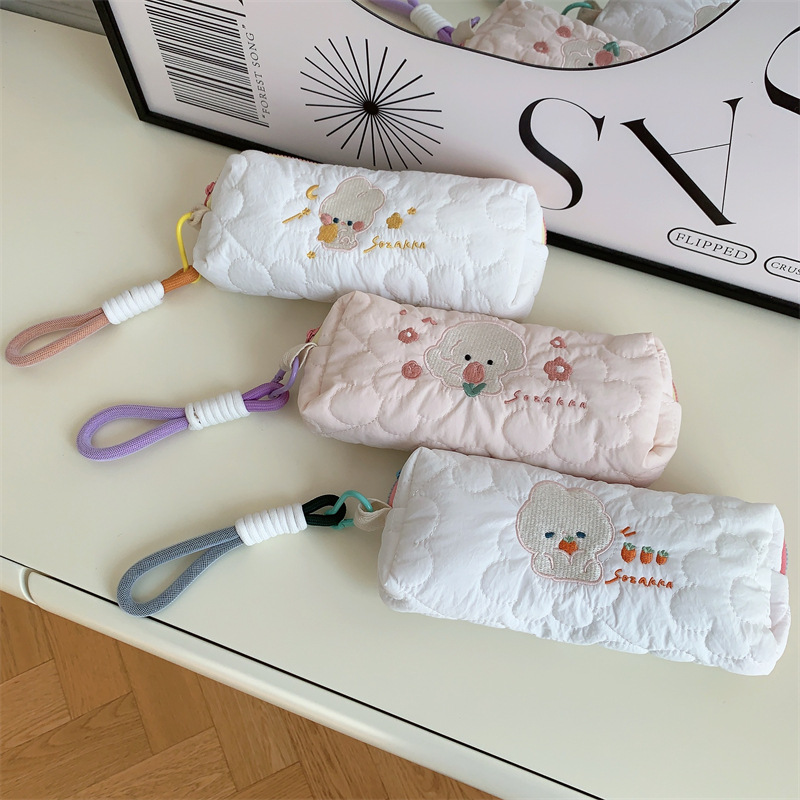 The new 34271 embroidered rabbit pen case is a cute, large-capacity student makeup bag and portable storage bag full figure