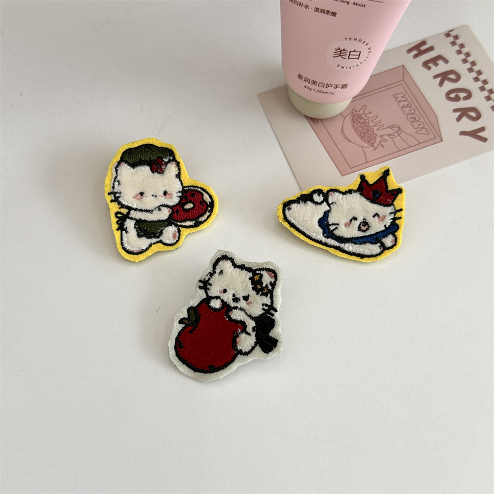 L5342 Cartoon plush embroidered little cat animal fabric stickers clothes brooches pendants bags decorative badges details Picture
