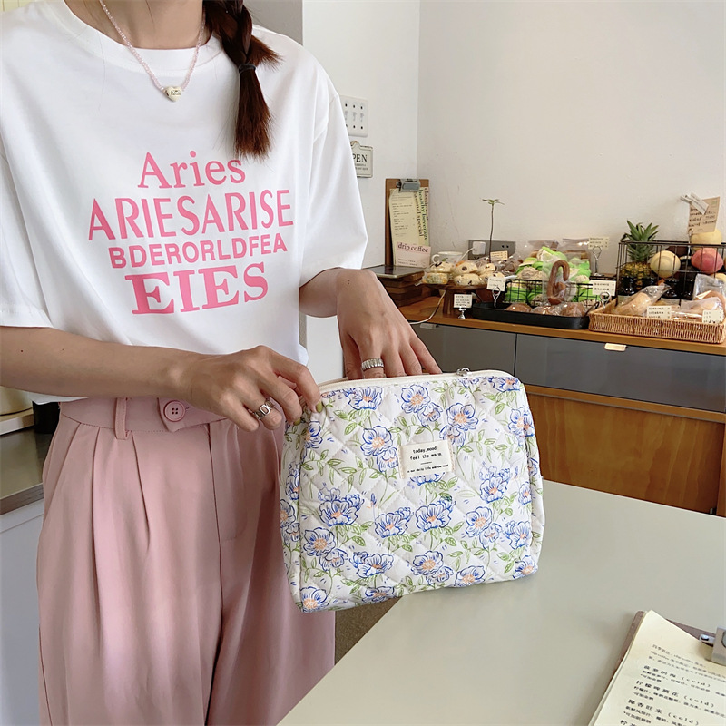 35272 Korean cosmetic bag, storage bag, hand in hand, toiletry bag, quilted cotton, travel bag, blue floral print Specification drawing