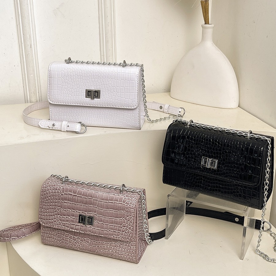 The new summer style bag for 2025 is a trendy horizontal Japanese and Korean chain small square bag. It's a versatile and popular crossbody bag full figure