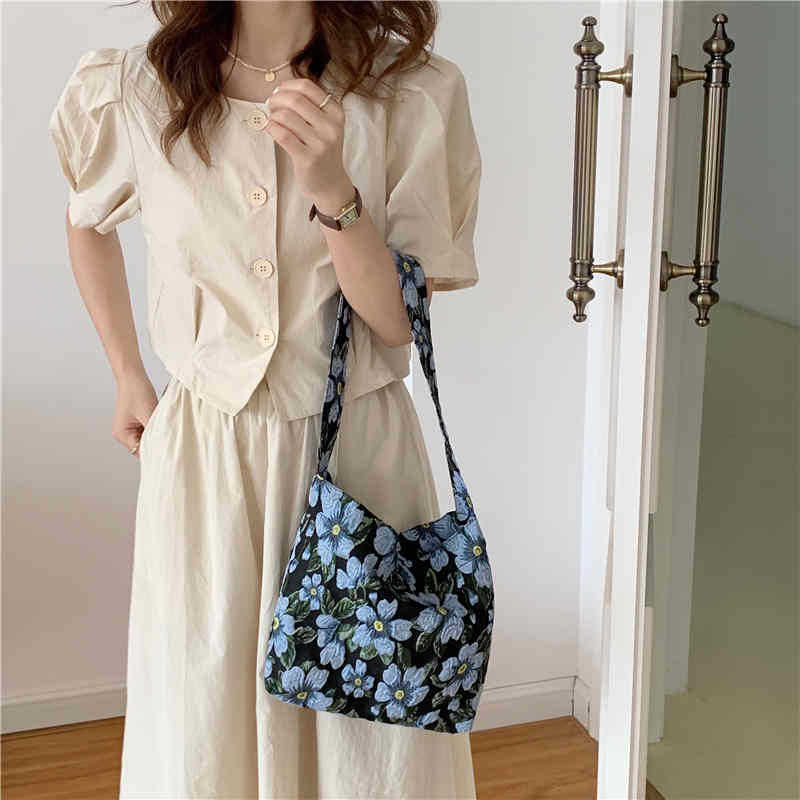 1763 Women's three-dimensional jacquard fabric retro underarm bag, trendy French blue flower girls' single-shoulder bag, student canvas bag Application Scenario