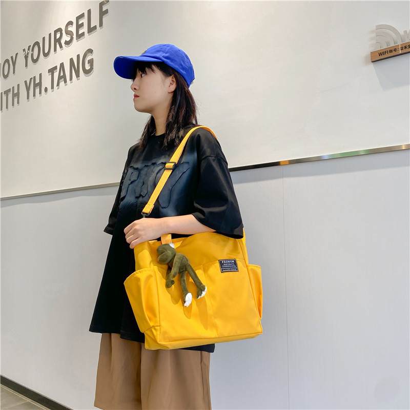 Large-capacity bags, waterproof canvas bags for women, large crossbody bags for women, Korean-style casual college students, hand-held mommy bags for class Application Scenario