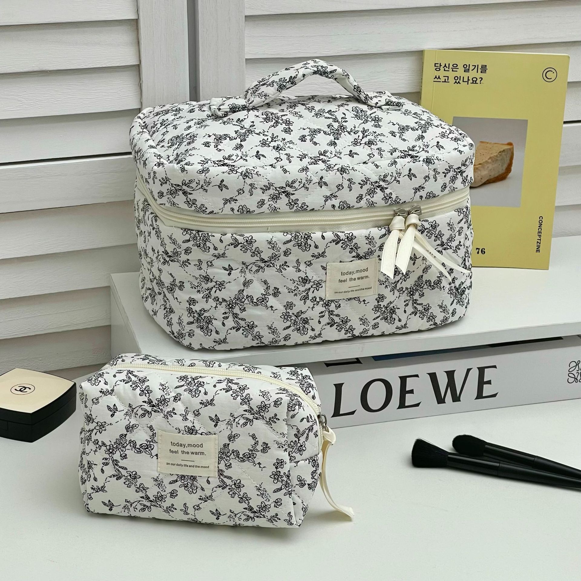 Cross-border French black and white floral makeup bag, women's portable travel large-capacity toiletry bag, cosmetics storage bag Application Scenario