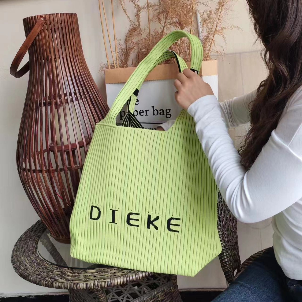 The new large-capacity fly-woven bag with louvers and letters is a portable and fashionable handbag that can be worn on one shoulder Specification drawing