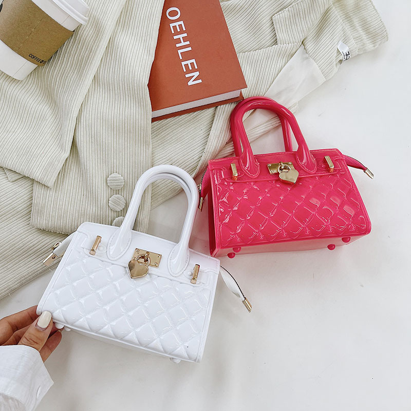 The 2025 autumn new diamond-shaped platinum bag, a fashionable heart-shaped lock jelly bag, a trendy women's bag with a shoulder and a crossbody design details Picture