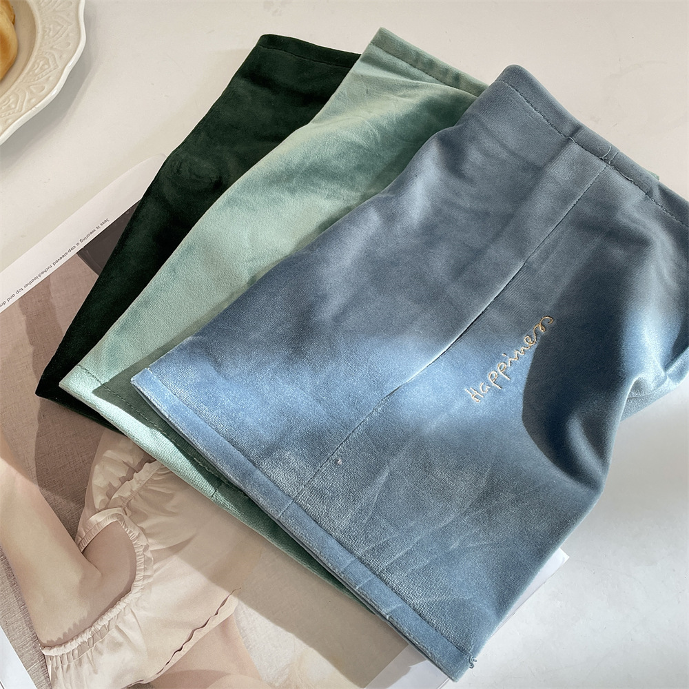 bj03121 Embroidered velvet Tissue bag, Nordic creative home living room tissue paper bag, bedroom bedside tissue box Application Scenario