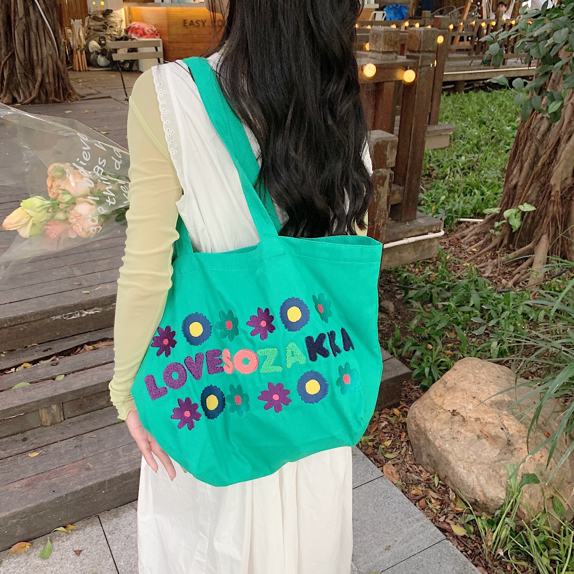 2622 bag, women's embroidered flower canvas bag, trendy French girl single-shoulder armpit bag, college student cloth bag for shopping Application Scenario