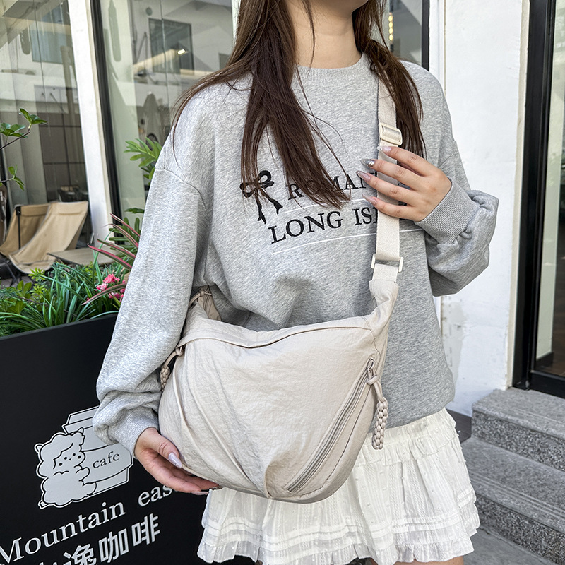 Casual and versatile dumpling bag 2024 New high-end quality crescent bag, popular solid color single-shoulder crossbody bag for women wholesale Application Scenario
