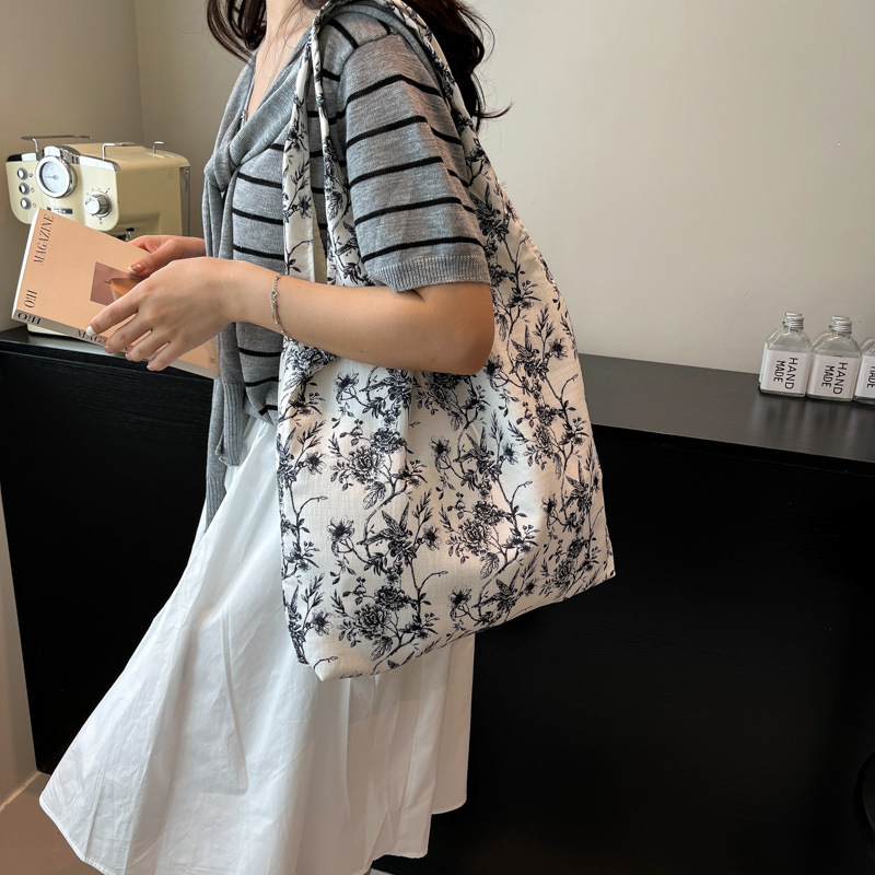 Summer new black and white floral fabric bag, large-capacity, artistic and laid-back style single-shoulder bag, fashionable and versatile crossbody bag full figure