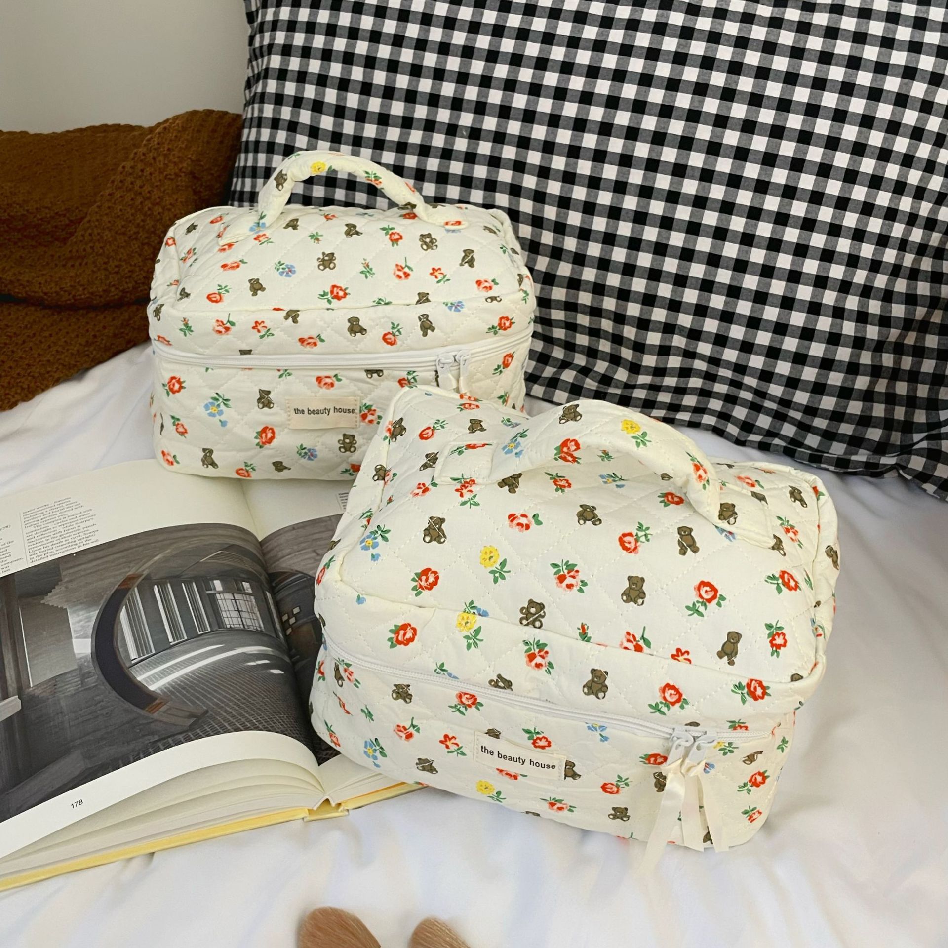 Cute little bear flower skin care and cosmetics storage bag, travel portable large-capacity toiletry bag, miscellaneous storage bag full figure
