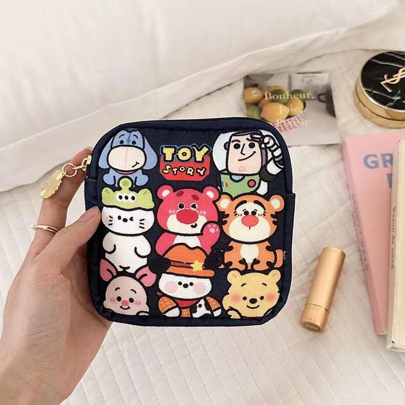 The new small bag for storing sanitary napkins, tampons and sanitary napkins is suitable for students to carry around. It has a large capacity for storing sanitary napkins Application Scenario