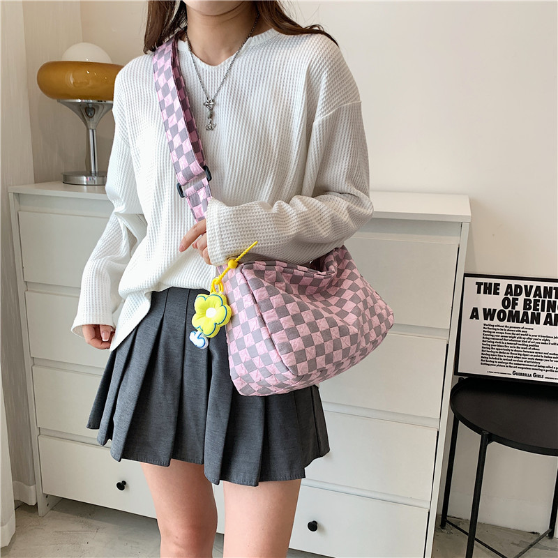 The 2022 new style of the crossbody bag from the Women's forest series is unique, cool, square, simple and fashionable. It is a solid color single-shoulder bag for students' classes Specification drawing