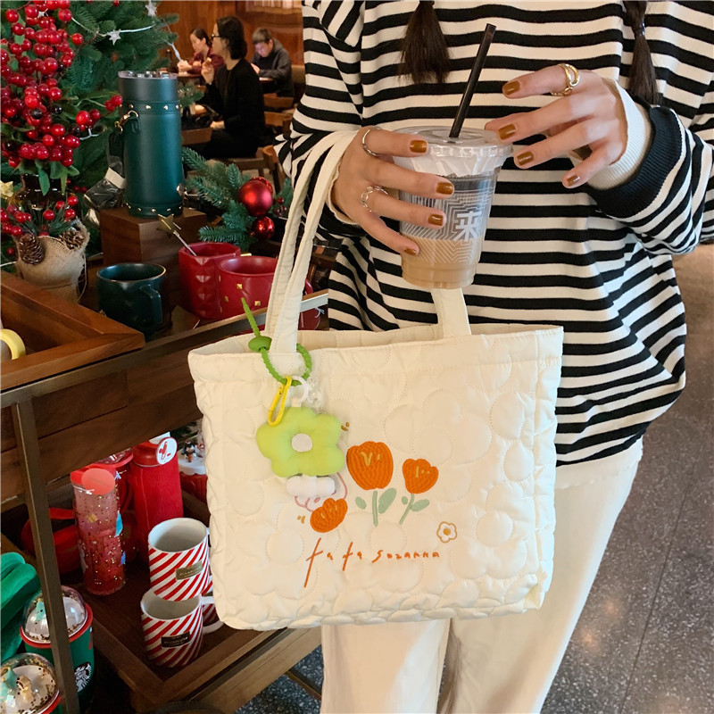 112291 Fresh and delicate quilted embroidered tote bag, a canvas bag for female students' classes, a simple and artistic shopping bag Application Scenario