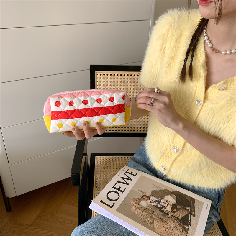 35273 ins fresh and delicate floral quilted cotton makeup bag, stationery pen case, large capacity brush storage pen case Specification drawing
