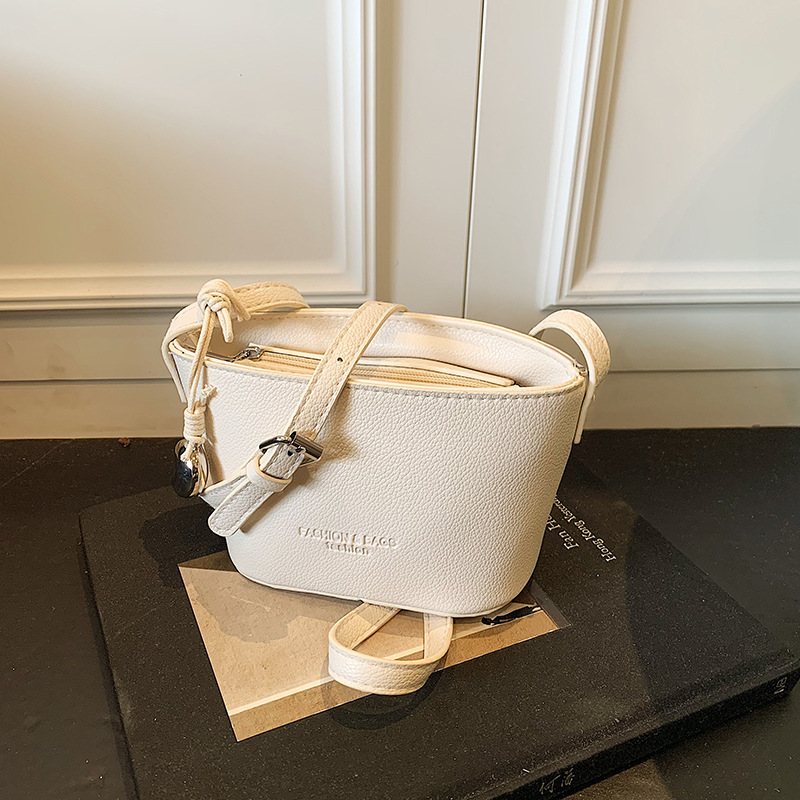 A trendy and popular small bag for women, a new 2025 simple single-shoulder crossbody bag, a versatile and casual bucket bag for summer Application Scenario