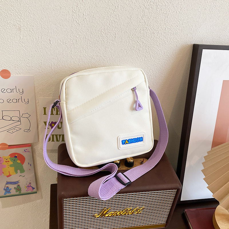 A cute and niche Japanese-style small canvas bag for women, a 2024 new versatile mobile phone crossbody bag, a trendy single-shoulder bag for young women full figure
