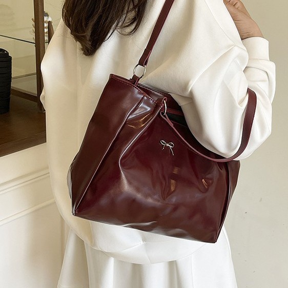Tote Bag Women's new large-capacity commuter bag, niche design, high-end feel, bestseller red single-shoulder bag details Picture