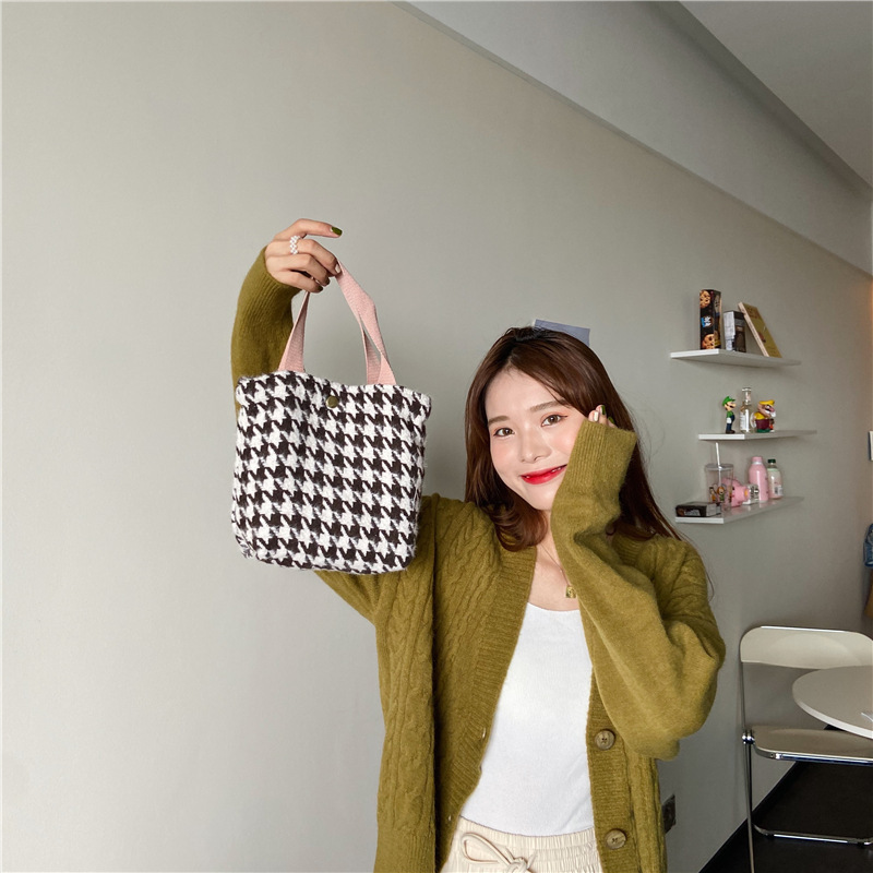 08181 Japanese and Korean minimalist ins woolen bento bag, artistic and fresh checkered handbag, striped retro women's bag Application Scenario