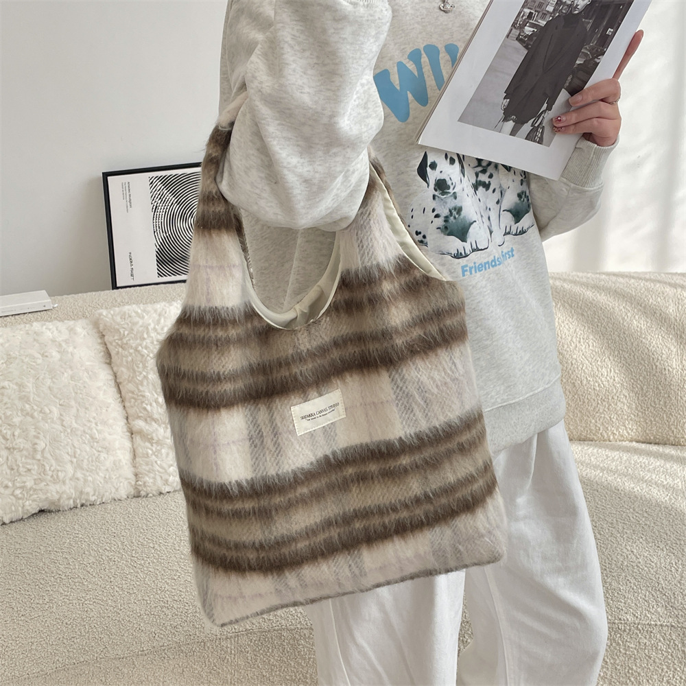 410262 Casual large-capacity bag, woolen checkered children's commuting single-shoulder bag, autumn and winter student vest bag details Picture