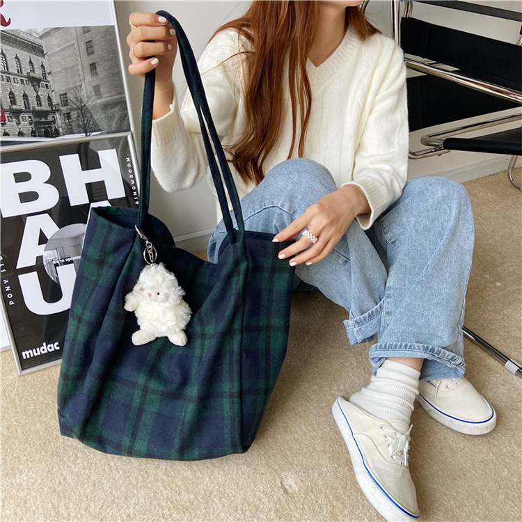 0981 Simple ins checkered woolen single-shoulder bag, hand-held cloth bag, student large-capacity shopping bag, laid-back style women's bag details Picture