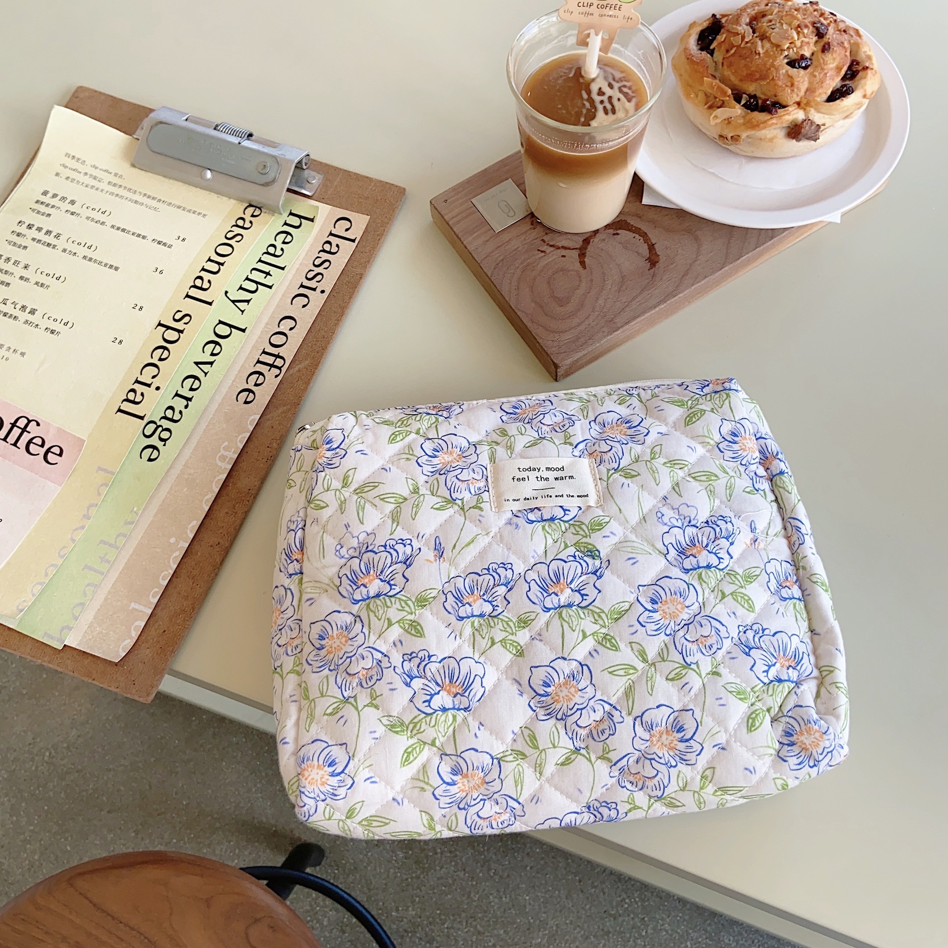 35272 Korean cosmetic bag, storage bag, hand in hand, toiletry bag, quilted cotton, travel bag, blue floral print full figure
