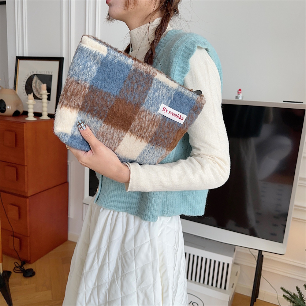 The 311023 ins Korean style checkered retro simple large-capacity woolen makeup bag is paired with a pocket purse Specification drawing