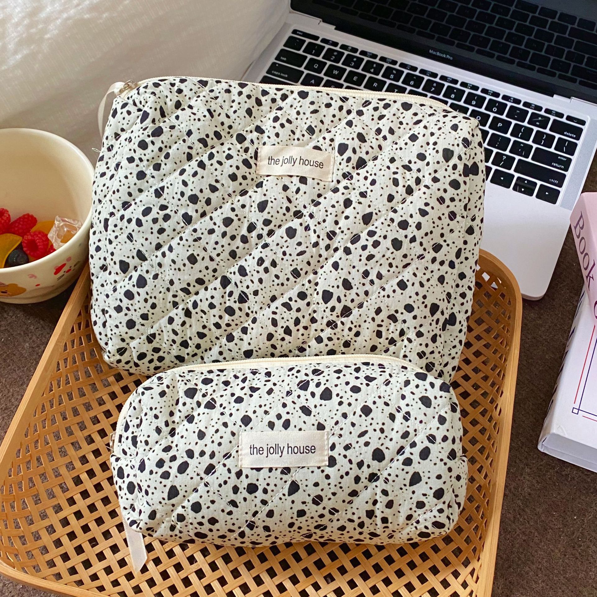 High-end ink-wash style makeup bag for women 2024 new large-capacity travel skin care and cosmetics storage bag Application Scenario