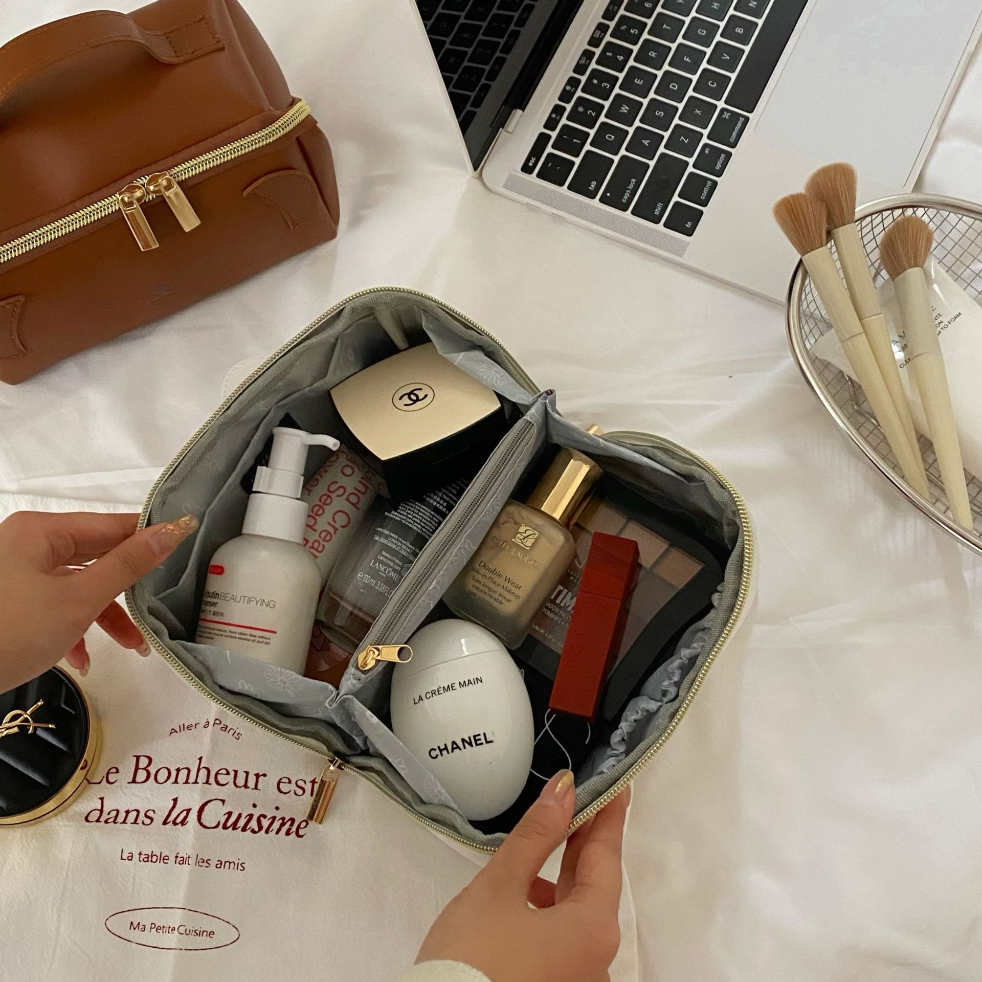 Large-capacity rabbit hand-held makeup bag for women 2025, new portable travel toiletry and storage bag, multi-functional storage bag Application Scenario