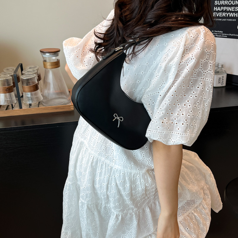 Fashionable hand-held shoulder bag 2025 new cross-border retro simple and versatile crossbody bag for women, crescent-shaped underarm bag for women details Picture